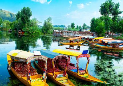 Kashmir Delight: Houseboats, Valleys & Peaks