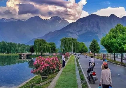 Kashmir Delight with Gulmarg & Pahalgam Tour